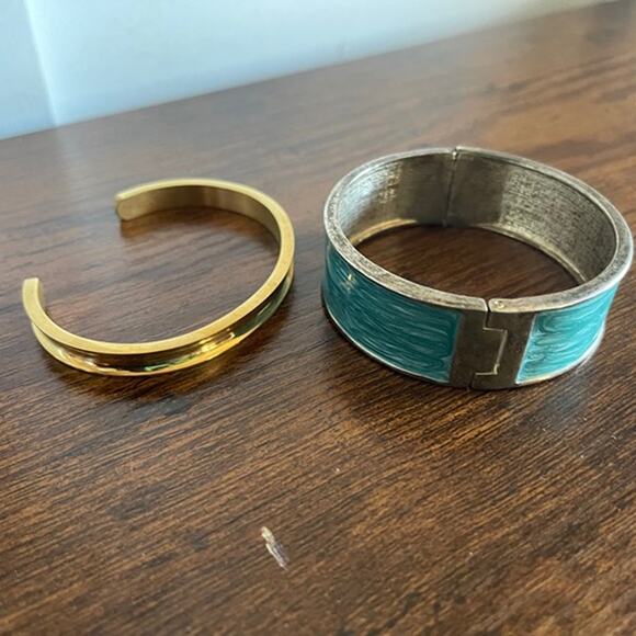 Bracelets - Picture 1 of 2